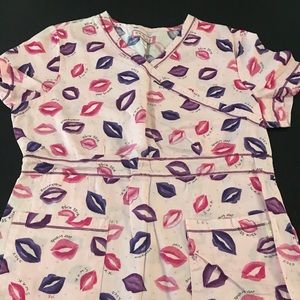 Koi pink Kisses scrub top size large